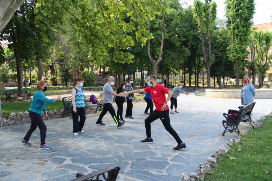 Clase de los talleres para Personas Mayores de Taichí y Gimnasia