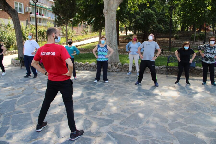 Clase de los talleres para Personas Mayores de Taichí y Gimnasia