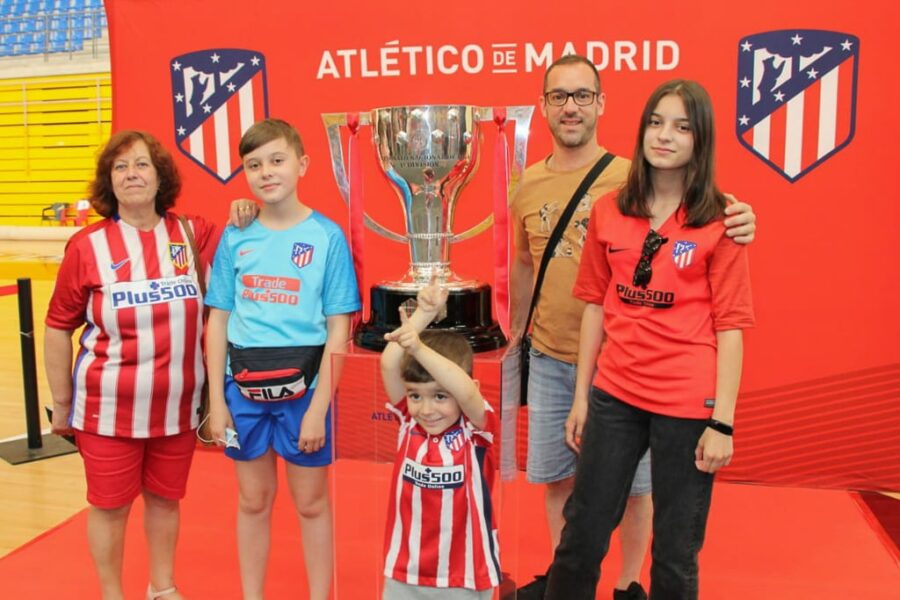 En la imagen, una familia de aficionados se fotografía junto al trofeo. Foto: Ayto. Arganda.