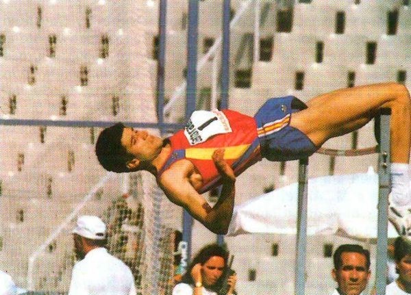 Arturo Ortiz en la prueba salto de altura