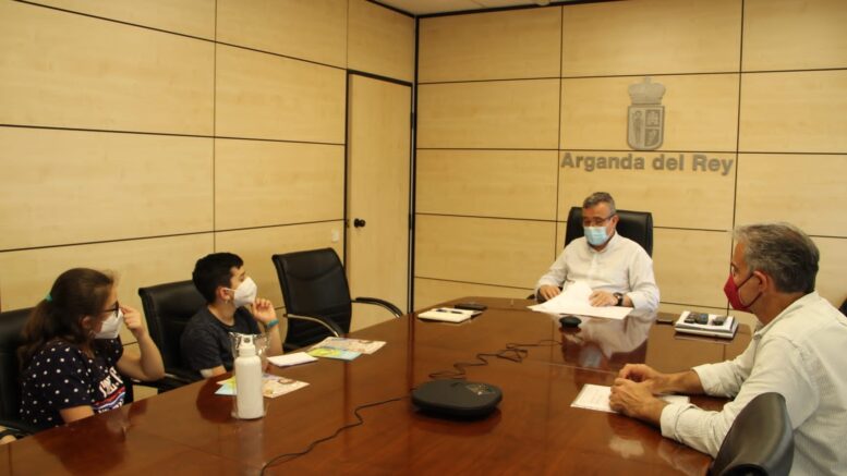 Darío Luis Moral con su familia en el Ayuntamiento de Arganda