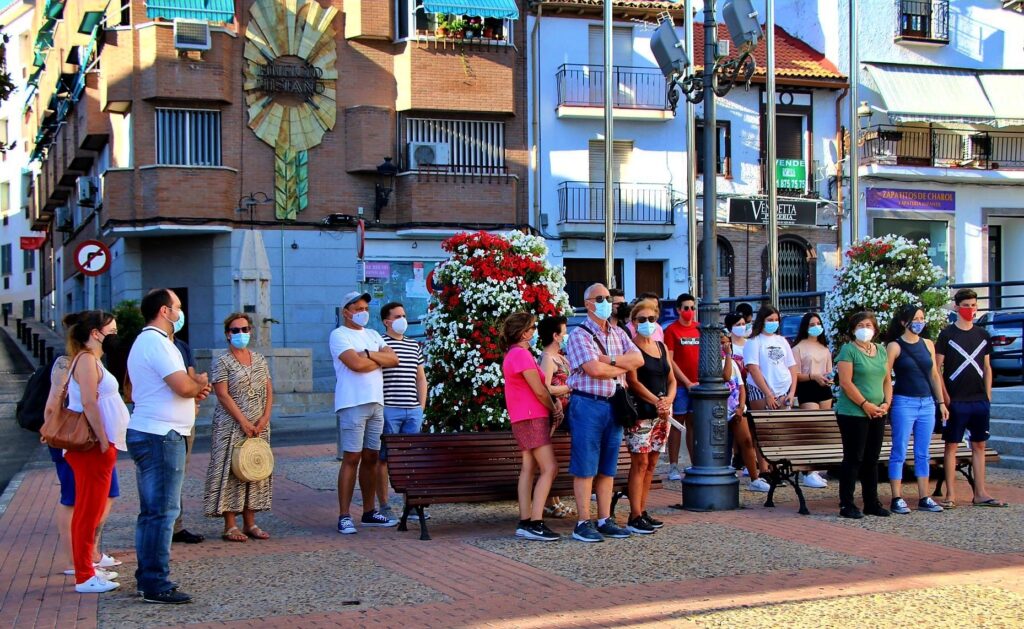 Vecinos y vecinas de Arganda se suman a la concentración silenciosa en la Plaza de la Constitución