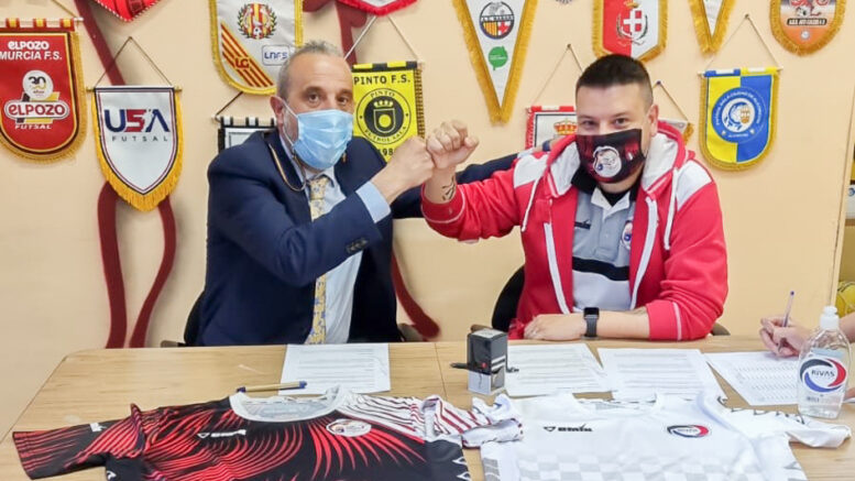 En la imagen, los presidentes de ambos clubes, Luis Moreno por parte de Rivas Futsal y Miguel Sánchez por parte de EFS Arganda, firmando el acuerdo.