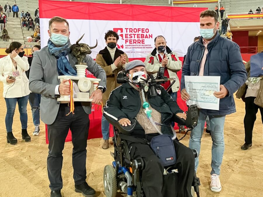 En el centro de la imagen, Esteban Ferre, recortador que da nombre a este trofeo y que hace 11 años quedaba tetrapléjico tras una grave cogida hace 11 años. Foto de la Fundación del Toro de Lidia