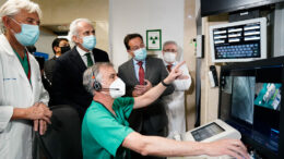 Un técnico explica al consejero de Sanidad, Enrique Ruiz Escudero, el funcionamiento del robot (Foto Comunidad de Madrid)