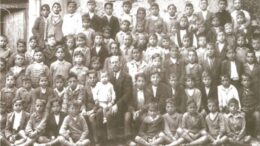 (Foto: el maestro Román Aparicio rodeado de sus alumnos, con el benjamín de sus hijos sentado en sus rodillas. Curso 1932-1933).