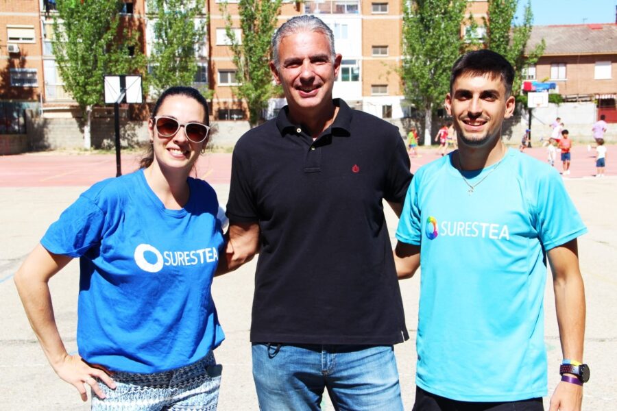 En la imagen, el concejal de Educación, Eugenio Dionisio, visitando las colonias.