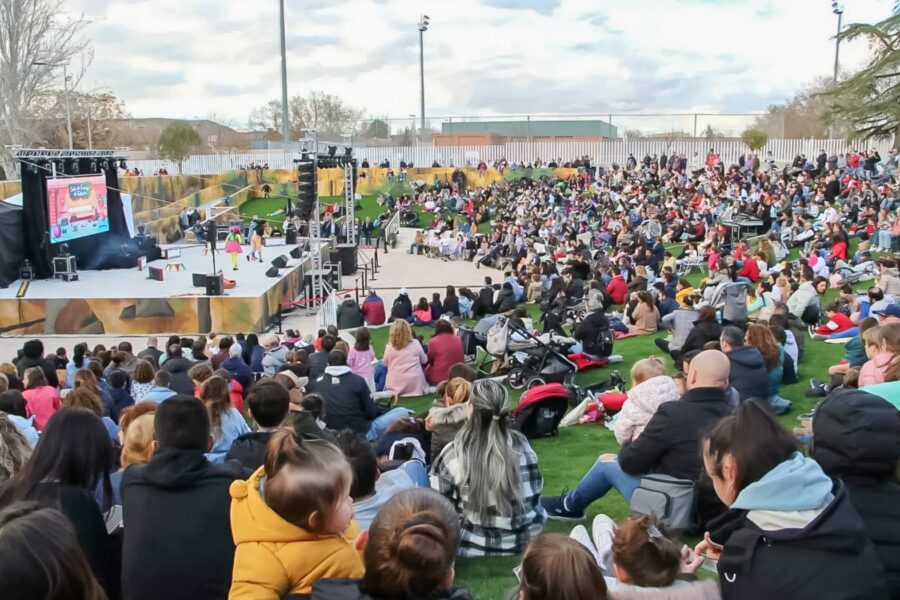 El nuevo anfiteatro del Parque 1º de Mayo de La Poveda se inauguró por ...