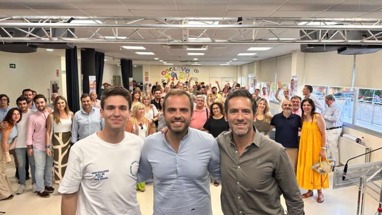 En la imagen, de izquierda a derecha, el presidente de Nuevas Generaciones de Madrid, Ignacio Dancausa, el alcalde de Arganda del Rey, Alberto Escribano y el portavoz de campaña del Partido Popular, Borja Sémper.