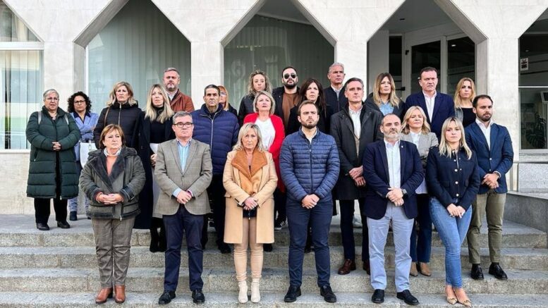 Las y los miembros de la Corporación guardan un minuto de silencio en el tiempo de descanso en homenaje a las víctimas de violencia de género tal y como se lleva haciendo desde hace una década a las puertas del Ayuntamiento cada vez que se celebra un pleno. (Foto Arganda Actual)