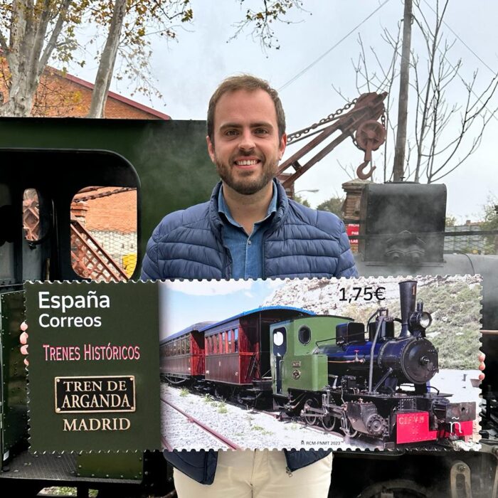 En la imagen, el alcalde de Arganda del Rey, Alberto Escribano, sujetando una reproducción del sello.