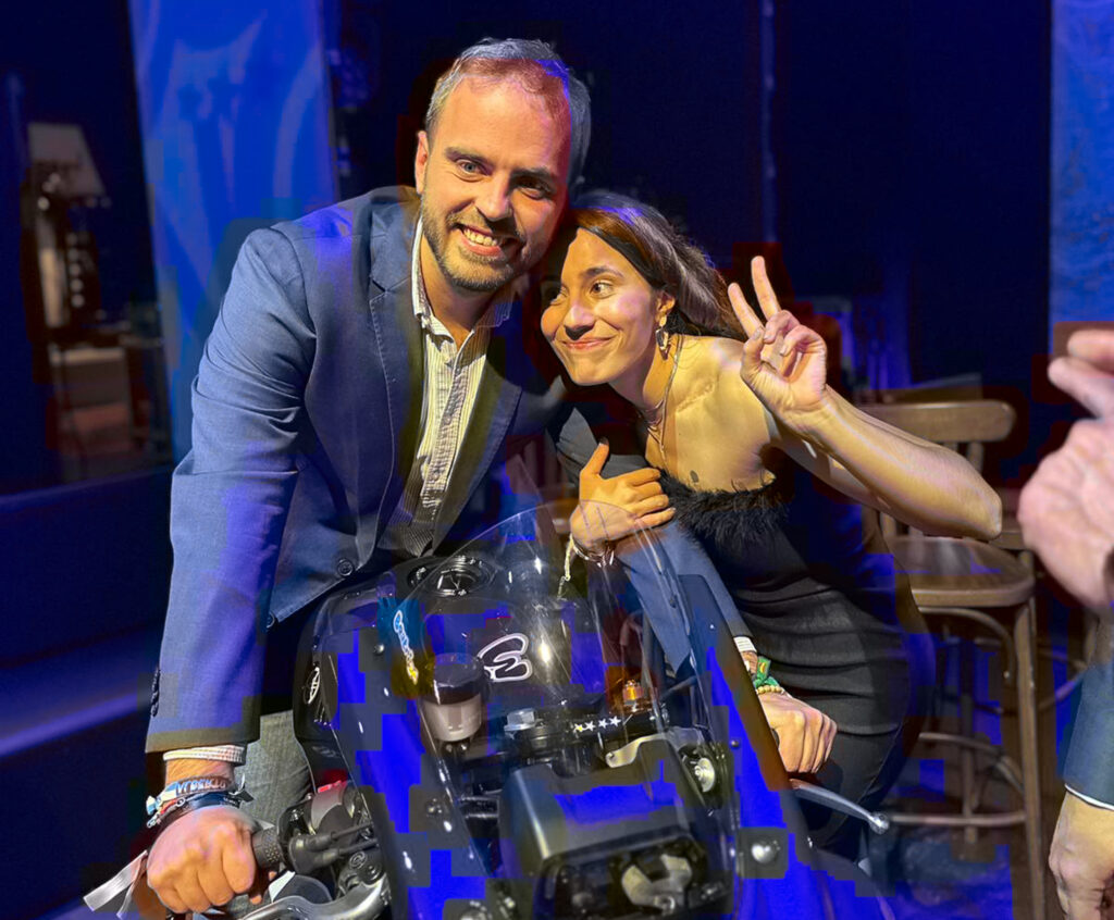 En la imagen, Beatriz Neila posa junto al alcalde de Arganda del Rey, Alberto Escribano, sobre la moto de la campeona.