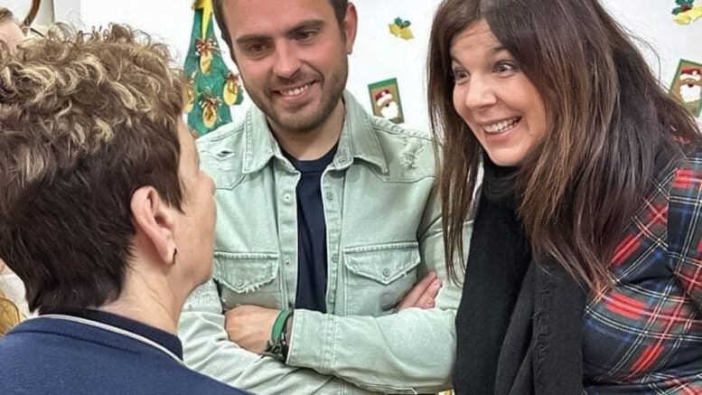 En la imagen, la concejala de mayores, Lola Martín, acompañada del alcalde, Alberto Escribano, en la visita al centro.