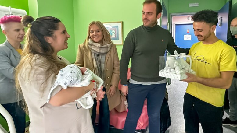 En la imagen, el alcalde de Arganda del Rey, Alberto Escribano, y la concejala de Bienestar Social, Igualdad, Salud Pública y La Poveda, María García Camacho, visitando a Izan y a sus padres. Foto: Ayuntamiento de Arganda del Rey.