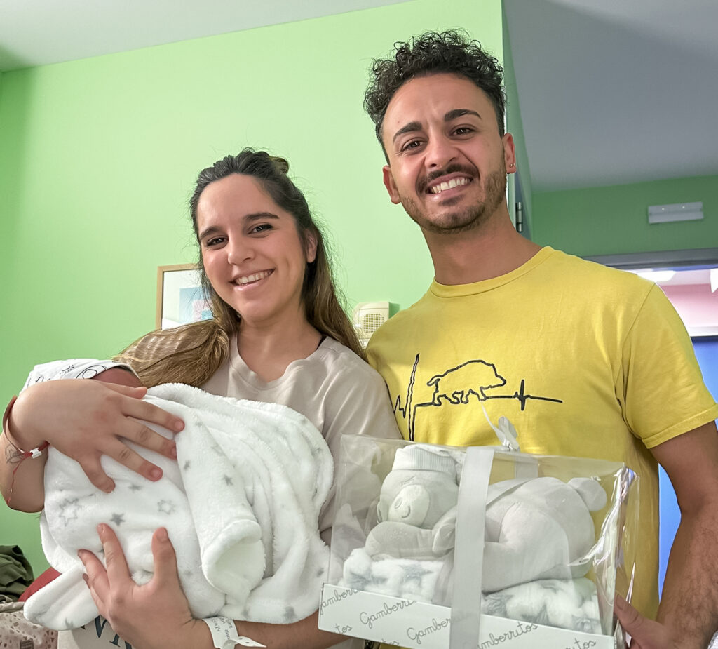 En la imagen, la mamá de Izan, Andrea López-Sepúlveda, con el bebé en brazos, y el papá, Isaac Fernández. Foto: Ayuntamiento de Arganda del Rey.