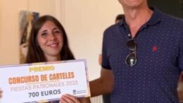 En la imagen, Azahara García Parrado, ganadora del concurso de 2023 recibiendo su premio de la mano de Alejandro Machado Ruiz, concejal delegado de Educación, Cultura y Patrimonio. Foto: Ayto. de Arganda del Rey.