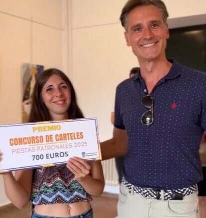 En la imagen, Azahara García Parrado, ganadora del concurso de 2023 recibiendo su premio de la mano de Alejandro Machado Ruiz, concejal delegado de Educación, Cultura y Patrimonio. Foto: Ayto. de Arganda del Rey.