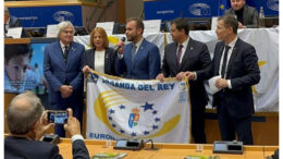 El alcalde Alberto Escribano junto dirigentes deportivos.