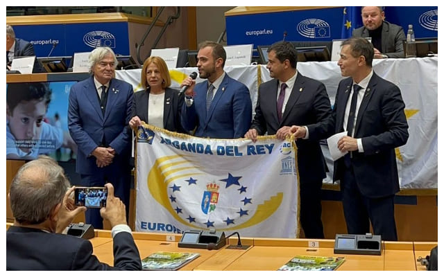 El alcalde Alberto Escribano junto dirigentes deportivos.