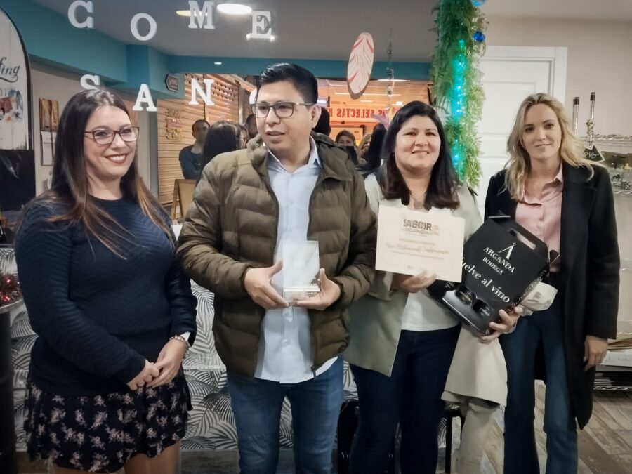 Ana Castañeda, gerenta de ASEARCO, Oliveiro Vázquez y Cinthya Tejada (Restaurante Bar Salamanca).