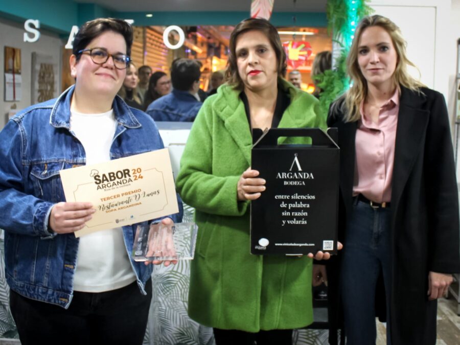 Paula Fernández, gerente del Restaurante Franky’s de Arganda y miembro del jurado, Lhiz Luna (Restaurante D'Lunas) y Cristina Ponsín (Cooperativa Vinícola de Arganda).